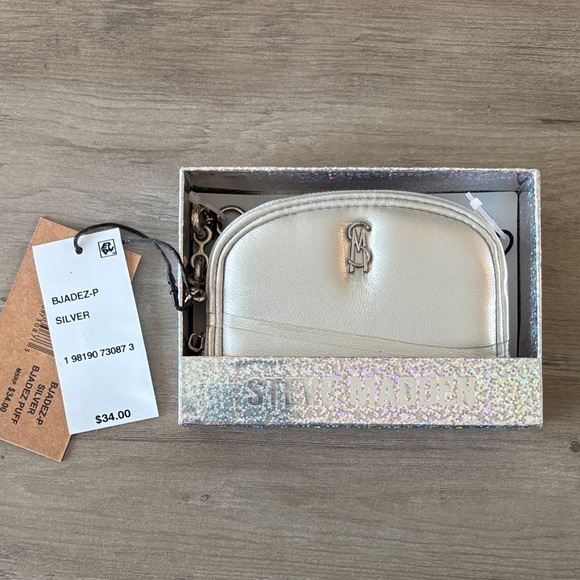 Steve Madden Metallic Silver puff wallet NWT - Picture 1 of 4